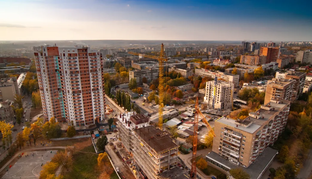 Почему новые ЖК часто перегружены машинами уже через год